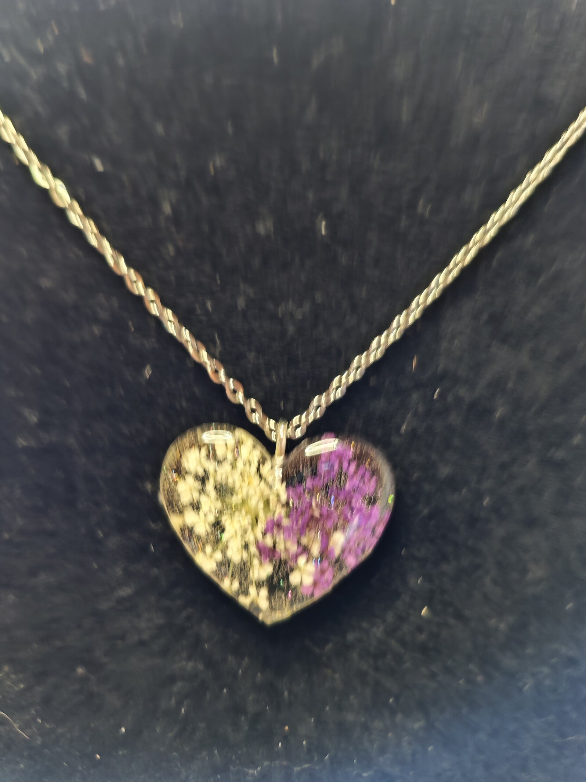 Corazon flores morada y blanco - 3